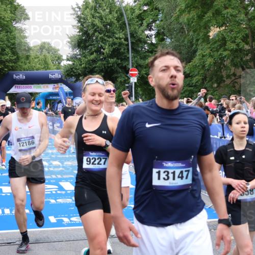 29.06.2025 - hella hamburg halbmarathon Zöllner http://msf.ph/oto/8235320 29.06.2025 10:54:54 Ziel 1327, 1506, 2029, 4231, 6994, 10044, 12186, 14660, 16623, 16868, 17261 meine-sportfotos.de