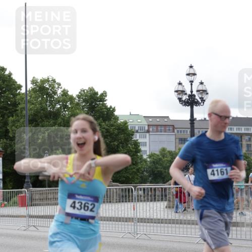 29.06.2025 - hella hamburg halbmarathon Jannik Wohlers http://msf.ph/oto/8235332 29.06.2025 10:28:37 Lombardsbrücke 1518, 1869, 2688, 3717, 4161, 4362, 4834, 4982, 5167, 6345, 7169, 8048, 12099, 12404, 12442, 14205, 15143, 15452, 15453, 15952, 15955 meine-sportfotos.de