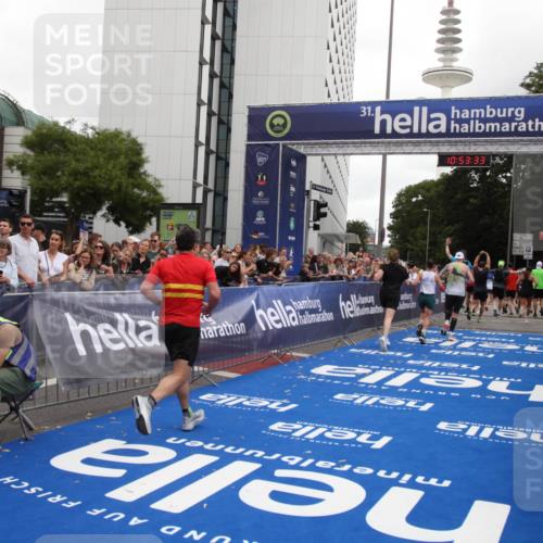 29.06.2025 - hella hamburg halbmarathon Michael Strokosch http://msf.ph/oto/8235333 29.06.2025 10:53:32 Ziel 1061, 1499, 1727, 2070, 5866, 6198, 6629, 6942, 8651, 11068, 12909, 13912, 13997, 15497, 17710, 18450 meine-sportfotos.de