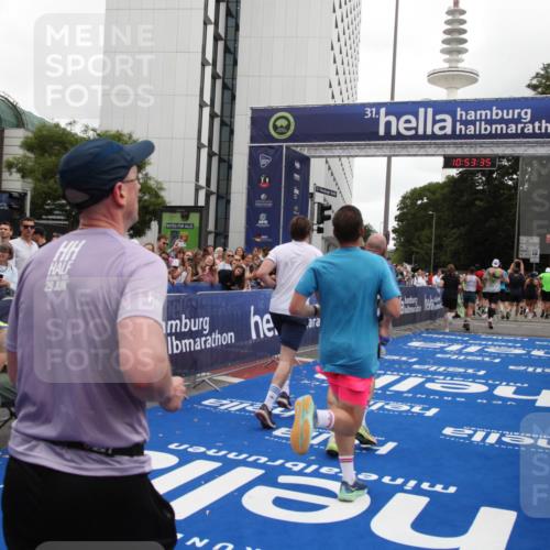29.06.2025 - hella hamburg halbmarathon Michael Strokosch http://msf.ph/oto/8235344 29.06.2025 10:53:34 Ziel 1030, 1061, 1098, 1499, 1783, 2070, 5866, 6198, 6628, 6629, 11068, 12909, 13912, 13997, 15113, 15497, 17710, 18450, 18612 meine-sportfotos.de