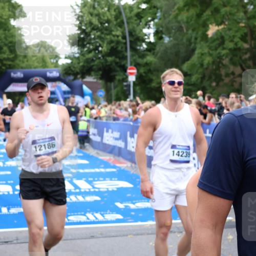 29.06.2025 - hella hamburg halbmarathon Zöllner http://msf.ph/oto/8235383 29.06.2025 10:54:55 Ziel 1327, 1506, 2029, 4231, 6994, 10044, 14638, 14660, 15156, 16623, 16868, 17261 meine-sportfotos.de