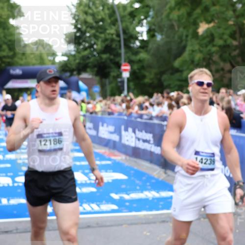 29.06.2025 - hella hamburg halbmarathon Zöllner http://msf.ph/oto/8235408 29.06.2025 10:54:55 Ziel 1327, 1506, 2029, 4231, 6994, 10044, 14638, 14660, 15156, 16623, 16868, 17261 meine-sportfotos.de