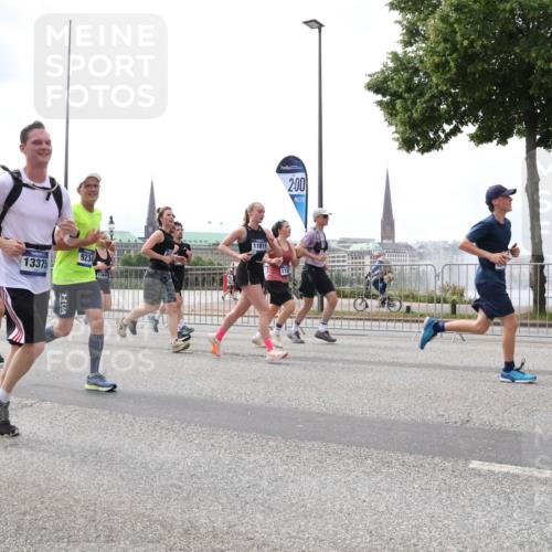 29.06.2025 - hella hamburg halbmarathon Lena Gebhardt http://msf.ph/oto/8235446 29.06.2025 10:33:40 Lombardsbrücke 1189, 1275, 1417, 1764, 1896, 1995, 2038, 2054, 2085, 2342, 2482, 2776, 2838, 3170, 3264, 3340, 3341, 3345, 3560, 3812, 4164, 4361, 4433, 4445, 4449, 4479, 4696, 4942, 5075, 5096, 5141, 5557, 5566, 5569, 5691, 5821, 5822, 5887, 6109, 6364, 6515, 6516, 6773, 6854, 6956, 6999, 7027, 7565, 7653, 7705, 8021, 8157, 8202, 8282, 8375, 8377, 8383, 8401, 8891, 9094, 9234, 9258, 9438, 9591, 9592, 9750, 9780, 9799, 9875, 9995, 10007, 10071, 10561, 11713, 11811, 11826 meine-sportfotos.de