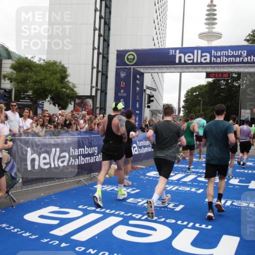 29.06.2025 - hella hamburg halbmarathon Michael Strokosch http://msf.ph/oto/8235449 29.06.2025 10:53:37 Ziel 1030, 1061, 1098, 1499, 1502, 1783, 2070, 3399, 5866, 6628, 6762, 10549, 11068, 12909, 13912, 15113, 15497, 15856, 17710, 18450, 18612, 18666 meine-sportfotos.de