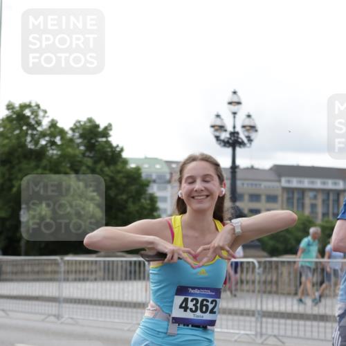 29.06.2025 - hella hamburg halbmarathon Jannik Wohlers http://msf.ph/oto/8235470 29.06.2025 10:28:38 Lombardsbrücke 1869, 2688, 3717, 4161, 4362, 4834, 4982, 5167, 6345, 7169, 8048, 12099, 12404, 12442, 14205, 15143, 15452, 15453, 15952, 15955 meine-sportfotos.de