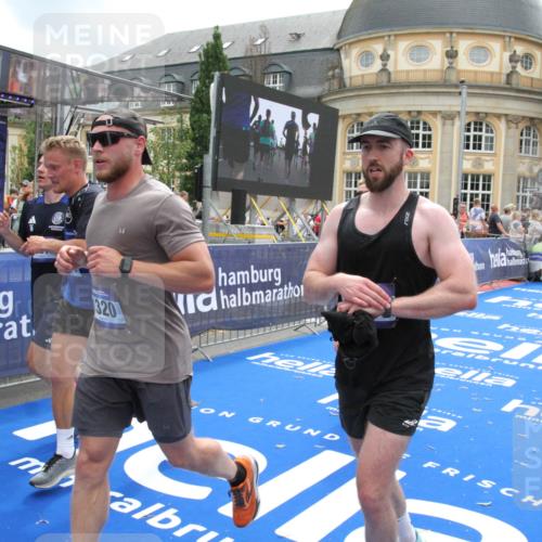 29.06.2025 - hella hamburg halbmarathon Michael Strokosch http://msf.ph/oto/8235474 29.06.2025 10:47:42 Ziel 1320, 1696, 2284, 2708, 5889, 6009, 7962, 8927, 10969, 10988, 11283, 13948, 14618, 14619, 15451, 15478, 16205, 18104, 18970, 19181 meine-sportfotos.de