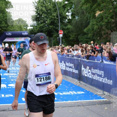 29.06.2025 - hella hamburg halbmarathon Zöllner http://msf.ph/oto/8235475 29.06.2025 10:54:56 Ziel 1327, 1506, 4231, 6994, 8514, 14638, 14660, 15156, 16623, 16868, 17261, 18325 meine-sportfotos.de