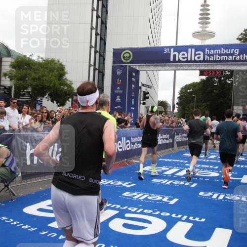 29.06.2025 - hella hamburg halbmarathon Michael Strokosch http://msf.ph/oto/8235480 29.06.2025 10:53:38 Ziel 1030, 1061, 1098, 1499, 1502, 1783, 2070, 2630, 3399, 3819, 5866, 6628, 6762, 10549, 11068, 12632, 12909, 15113, 15497, 15856, 17710, 18450, 18612, 18666, 18715 meine-sportfotos.de