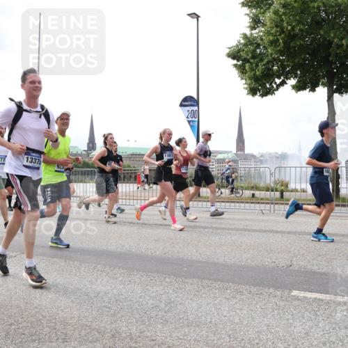 29.06.2025 - hella hamburg halbmarathon Lena Gebhardt http://msf.ph/oto/8235491 29.06.2025 10:33:40 Lombardsbrücke 1189, 1275, 1417, 1764, 1896, 1995, 2038, 2054, 2085, 2342, 2482, 2776, 2838, 3170, 3264, 3340, 3341, 3345, 3560, 3812, 4164, 4361, 4433, 4445, 4449, 4479, 4696, 4942, 5075, 5096, 5141, 5557, 5566, 5569, 5691, 5821, 5822, 5887, 6109, 6364, 6515, 6516, 6773, 6854, 6956, 6999, 7027, 7565, 7653, 7705, 8021, 8157, 8202, 8282, 8375, 8377, 8383, 8401, 8891, 9094, 9234, 9258, 9438, 9591, 9592, 9750, 9780, 9799, 9875, 9995, 10007, 10071, 10561, 11713, 11811, 11826 meine-sportfotos.de