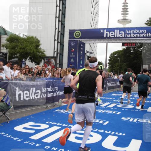 29.06.2025 - hella hamburg halbmarathon Michael Strokosch http://msf.ph/oto/8235492 29.06.2025 10:53:38 Ziel 1030, 1061, 1098, 1499, 1502, 1783, 2070, 2630, 3399, 3819, 5866, 6628, 6762, 10549, 11068, 12632, 12909, 15113, 15497, 15856, 17710, 18450, 18612, 18666, 18715 meine-sportfotos.de