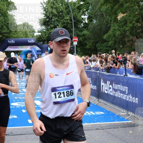 29.06.2025 - hella hamburg halbmarathon Zöllner http://msf.ph/oto/8235510 29.06.2025 10:54:56 Ziel 1327, 1506, 4231, 6994, 8514, 14638, 14660, 15156, 16623, 16868, 17261, 18325 meine-sportfotos.de