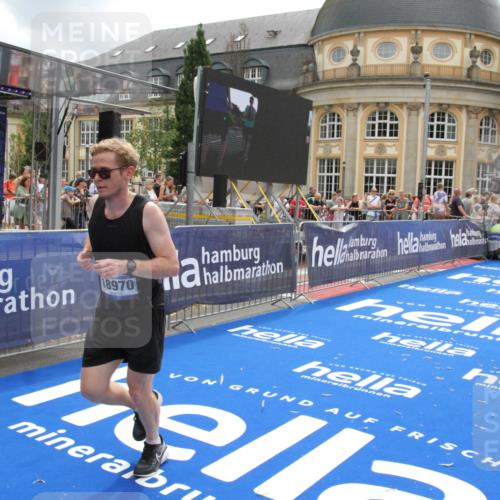 29.06.2025 - hella hamburg halbmarathon Michael Strokosch http://msf.ph/oto/8235541 29.06.2025 10:47:43 Ziel 1320, 2708, 6009, 7962, 10969, 10988, 11283, 13948, 14618, 14619, 15451, 15478, 16205, 17229, 18104, 18430, 18970, 19181 meine-sportfotos.de