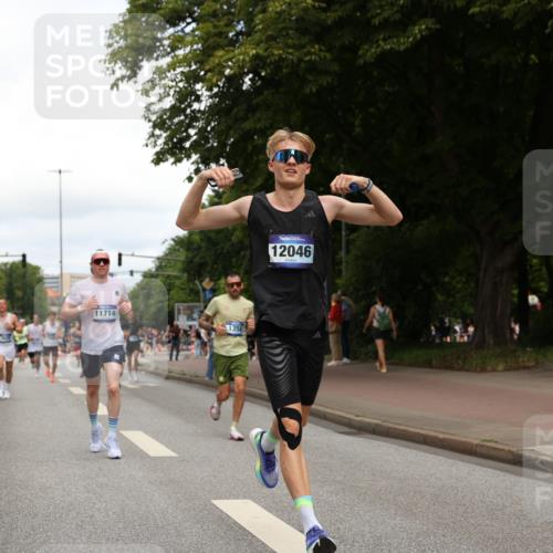 29.06.2025 - hella hamburg halbmarathon Yannick Fuchs http://msf.ph/oto/8235553 29.06.2025 10:34:29 20KM 1358, 1975, 2573, 2972, 3547, 3626, 4381, 4398, 4766, 4888, 5752, 6149, 6152, 7495, 7622, 8346, 8467, 8574, 8933, 9116, 9540, 11284, 11714, 11806, 12046, 12091, 12372, 13190, 14077, 14699, 15421, 15435, 15813, 15828, 16580, 17425, 17792, 17916, 17973, 18013, 18154 meine-sportfotos.de