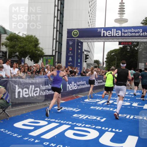 29.06.2025 - hella hamburg halbmarathon Michael Strokosch http://msf.ph/oto/8235554 29.06.2025 10:53:39 Ziel 1030, 1061, 1098, 1499, 1502, 1783, 2070, 2630, 3399, 3819, 5866, 6628, 6762, 10549, 12632, 13865, 15061, 15113, 15497, 15856, 17710, 18450, 18612, 18666, 18715 meine-sportfotos.de