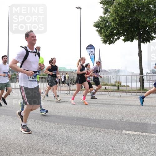 29.06.2025 - hella hamburg halbmarathon Lena Gebhardt http://msf.ph/oto/8235558 29.06.2025 10:33:40 Lombardsbrücke 1189, 1275, 1417, 1764, 1896, 1995, 2038, 2054, 2085, 2342, 2482, 2776, 2838, 3170, 3264, 3340, 3341, 3345, 3560, 3812, 4164, 4361, 4433, 4445, 4449, 4479, 4696, 4942, 5075, 5096, 5141, 5557, 5566, 5569, 5691, 5821, 5822, 5887, 6109, 6364, 6515, 6516, 6773, 6854, 6956, 6999, 7027, 7565, 7653, 7705, 8021, 8157, 8202, 8282, 8375, 8377, 8383, 8401, 8891, 9094, 9234, 9258, 9438, 9591, 9592, 9750, 9780, 9799, 9875, 9995, 10007, 10071, 10561, 11713, 11811, 11826 meine-sportfotos.de