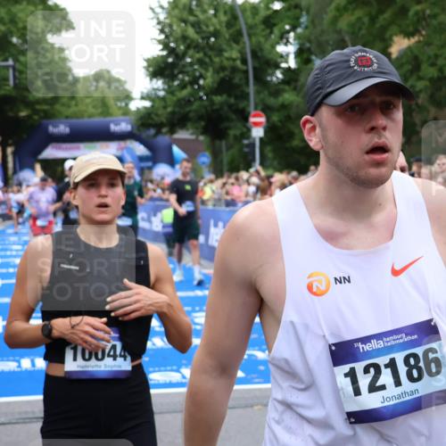 29.06.2025 - hella hamburg halbmarathon Zöllner http://msf.ph/oto/8235566 29.06.2025 10:54:57 Ziel 1327, 1506, 6994, 8514, 10266, 13988, 14638, 14660, 14845, 15156, 16047, 16623, 16868, 17261, 18325 meine-sportfotos.de