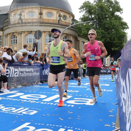 29.06.2025 - hella hamburg halbmarathon Strokosch-Dieckow http://msf.ph/oto/8235594 29.06.2025 10:34:59 Ziel 4477, 6704, 7972, 8864, 8901, 11559, 12044, 12751, 14069, 15391, 15902, 16140, 16177, 16712, 16963, 16964, 17643, 18183, 18220 meine-sportfotos.de