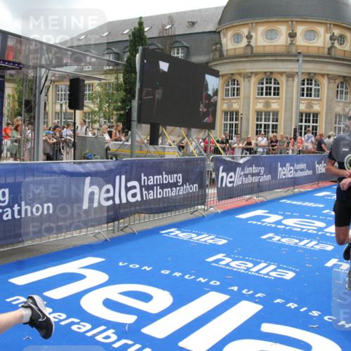29.06.2025 - hella hamburg halbmarathon Michael Strokosch http://msf.ph/oto/8235605 29.06.2025 10:47:43 Ziel 1320, 2708, 6009, 7962, 10969, 10988, 11283, 13948, 14618, 14619, 15451, 15478, 16205, 17229, 18104, 18430, 18970, 19181 meine-sportfotos.de