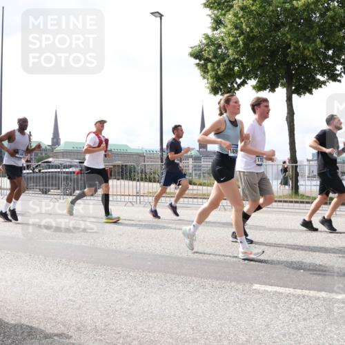 29.06.2025 - hella hamburg halbmarathon Lena Gebhardt http://msf.ph/oto/8235615 29.06.2025 10:45:11 Lombardsbrücke 1024, 1273, 1629, 1685, 1713, 1798, 1924, 2007, 2216, 2217, 2779, 3160, 3164, 3357, 3377, 3570, 3879, 3993, 4099, 4102, 4186, 4275, 4306, 4337, 4504, 4820, 4851, 5099, 5108, 5190, 5339, 5636, 5949, 6150, 6509, 6763, 6788, 6841, 6888, 6911, 6922, 6980, 7283, 7530, 7541, 7699, 7912, 8582, 8594, 8605, 8762, 8907, 9036, 9084, 9085, 9620, 10182, 10225, 10562, 10566, 10668, 10707, 11272, 11314, 12198, 12318, 12332, 12334, 12394, 13039, 13261 meine-sportfotos.de