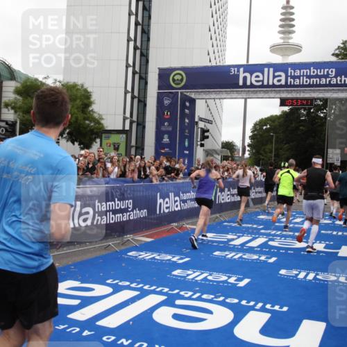 29.06.2025 - hella hamburg halbmarathon Michael Strokosch http://msf.ph/oto/8235623 29.06.2025 10:53:40 Ziel 1030, 1061, 1098, 1499, 1502, 1783, 2058, 2070, 2630, 3399, 3819, 6628, 6762, 10549, 11604, 12632, 13865, 15061, 15113, 15497, 15856, 16092, 18143, 18450, 18612, 18666, 18715 meine-sportfotos.de