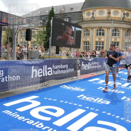 29.06.2025 - hella hamburg halbmarathon Michael Strokosch http://msf.ph/oto/8235661 29.06.2025 10:47:45 Ziel 2708, 5915, 7962, 10988, 11283, 12679, 13948, 14618, 15478, 16205, 17229, 18430, 18970 meine-sportfotos.de