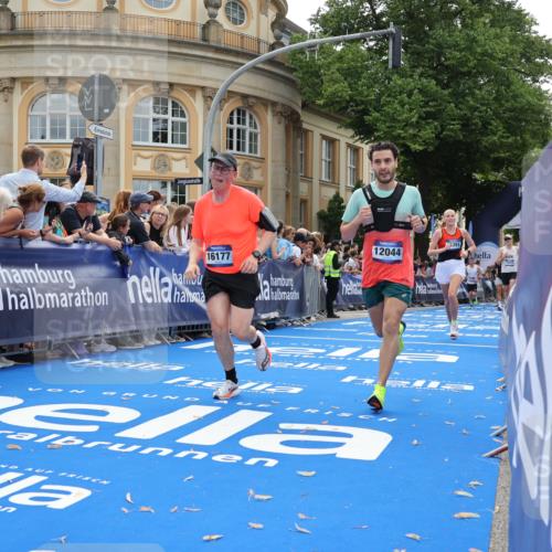 29.06.2025 - hella hamburg halbmarathon Strokosch-Dieckow http://msf.ph/oto/8235696 29.06.2025 10:35:00 Ziel 4477, 6704, 7972, 8864, 8901, 11559, 12044, 12751, 14069, 15391, 15902, 16140, 16177, 16712, 16963, 16964, 17643, 18183, 18220 meine-sportfotos.de
