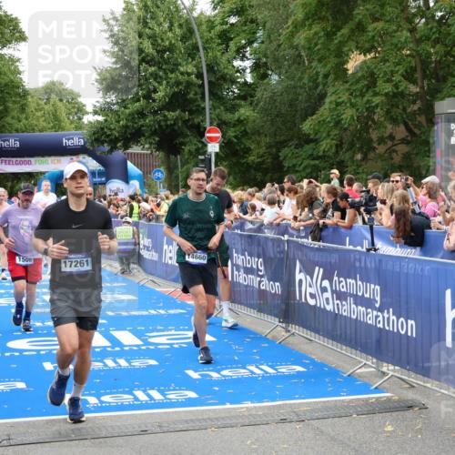 29.06.2025 - hella hamburg halbmarathon Zöllner http://msf.ph/oto/8235697 29.06.2025 10:54:59 Ziel 1327, 1506, 3652, 4616, 5020, 6433, 6994, 8514, 8698, 10266, 13988, 14638, 14660, 14845, 15156, 16047, 16623, 16868, 17261, 18181, 18325 meine-sportfotos.de