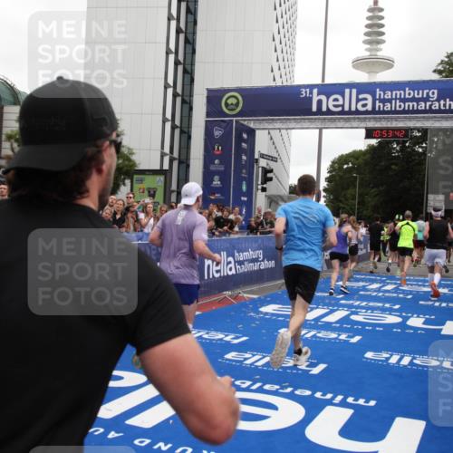 29.06.2025 - hella hamburg halbmarathon Michael Strokosch http://msf.ph/oto/8235705 29.06.2025 10:53:41 Ziel 1030, 1098, 1502, 1783, 2058, 2630, 3399, 3819, 5399, 6628, 6762, 10549, 10895, 11588, 11589, 11604, 12632, 13865, 15061, 15113, 15441, 15497, 15856, 16092, 18143, 18450, 18612, 18666, 18715 meine-sportfotos.de