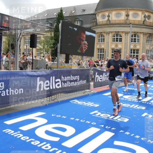 29.06.2025 - hella hamburg halbmarathon Michael Strokosch http://msf.ph/oto/8235711 29.06.2025 10:47:45 Ziel 2708, 5915, 7962, 10988, 11283, 12679, 13948, 14618, 15478, 16205, 17229, 18430, 18970 meine-sportfotos.de