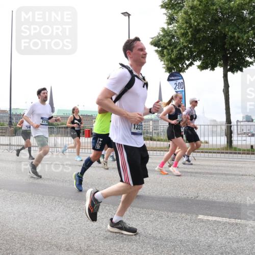 29.06.2025 - hella hamburg halbmarathon Lena Gebhardt http://msf.ph/oto/8235725 29.06.2025 10:33:40 Lombardsbrücke 1189, 1275, 1417, 1764, 1896, 1995, 2038, 2054, 2085, 2342, 2482, 2776, 2838, 3170, 3264, 3340, 3341, 3345, 3560, 3812, 4164, 4361, 4433, 4445, 4449, 4479, 4696, 4942, 5075, 5096, 5141, 5557, 5566, 5569, 5691, 5821, 5822, 5887, 6109, 6364, 6515, 6516, 6773, 6854, 6956, 6999, 7027, 7565, 7653, 7705, 8021, 8157, 8202, 8282, 8375, 8377, 8383, 8401, 8891, 9094, 9234, 9258, 9438, 9591, 9592, 9750, 9780, 9799, 9875, 9995, 10007, 10071, 10561, 11713, 11811, 11826 meine-sportfotos.de
