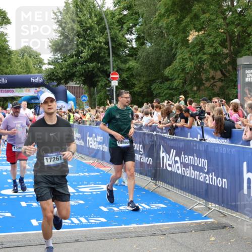 29.06.2025 - hella hamburg halbmarathon Zöllner http://msf.ph/oto/8235729 29.06.2025 10:54:59 Ziel 1327, 1506, 3652, 4616, 5020, 6433, 6994, 8514, 8698, 10266, 13988, 14638, 14660, 14845, 15156, 16047, 16623, 16868, 17261, 18181, 18325 meine-sportfotos.de