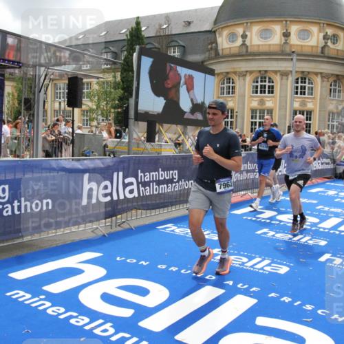 29.06.2025 - hella hamburg halbmarathon Michael Strokosch http://msf.ph/oto/8235750 29.06.2025 10:47:46 Ziel 2340, 2708, 5915, 7962, 10988, 11283, 12679, 13948, 15478, 16205, 17229, 18430 meine-sportfotos.de