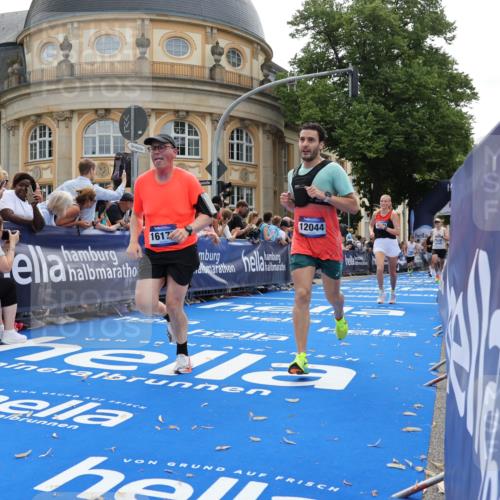 29.06.2025 - hella hamburg halbmarathon Strokosch-Dieckow http://msf.ph/oto/8235753 29.06.2025 10:35:01 Ziel 6704, 7628, 7972, 8864, 8901, 11559, 12044, 12751, 14069, 15391, 15902, 16140, 16177, 16712, 16963, 16964, 17022, 17643, 18220 meine-sportfotos.de