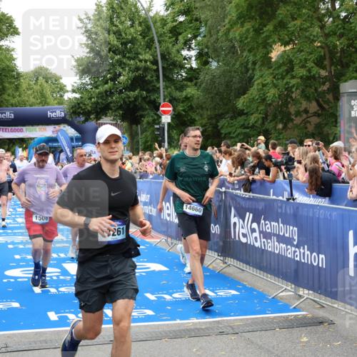 29.06.2025 - hella hamburg halbmarathon Zöllner http://msf.ph/oto/8235756 29.06.2025 10:54:59 Ziel 1327, 1506, 3652, 4616, 5020, 6433, 6994, 8514, 8698, 10266, 13988, 14638, 14660, 14845, 15156, 16047, 16623, 16868, 17261, 18181, 18325 meine-sportfotos.de