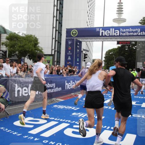 29.06.2025 - hella hamburg halbmarathon Michael Strokosch http://msf.ph/oto/8235774 29.06.2025 10:53:41 Ziel 1030, 1098, 1502, 1783, 2058, 2630, 3399, 3819, 5399, 6628, 6762, 10549, 10895, 11588, 11589, 11604, 12632, 13865, 15061, 15113, 15441, 15497, 15856, 16092, 18143, 18450, 18612, 18666, 18715 meine-sportfotos.de