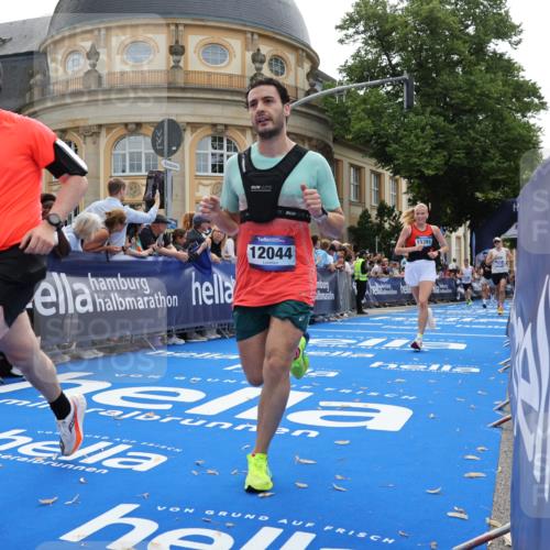 29.06.2025 - hella hamburg halbmarathon Strokosch-Dieckow http://msf.ph/oto/8235784 29.06.2025 10:35:01 Ziel 6704, 7628, 7972, 8864, 8901, 11559, 12044, 12751, 14069, 15391, 15902, 16140, 16177, 16712, 16963, 16964, 17022, 17643, 18220 meine-sportfotos.de