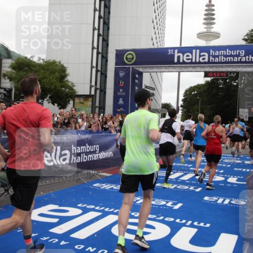 29.06.2025 - hella hamburg halbmarathon Michael Strokosch http://msf.ph/oto/8235878 29.06.2025 10:53:43 Ziel 1030, 1502, 1783, 2058, 2082, 2630, 3399, 3819, 5399, 6628, 6762, 10549, 10895, 11588, 11589, 11604, 12632, 13865, 14702, 15061, 15441, 15856, 16092, 17482, 18143, 18514, 18666, 18715 meine-sportfotos.de