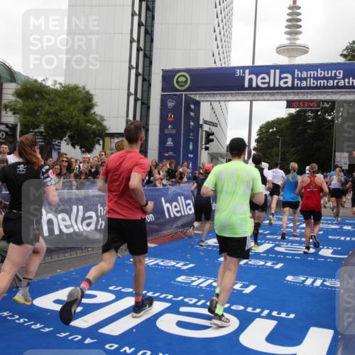 29.06.2025 - hella hamburg halbmarathon Michael Strokosch http://msf.ph/oto/8235904 29.06.2025 10:53:44 Ziel 1502, 2058, 2082, 2518, 2630, 3399, 3819, 5399, 6762, 10549, 10895, 11588, 11589, 11604, 12632, 13865, 14702, 14818, 15061, 15441, 15856, 16092, 17482, 18143, 18514, 18666, 18715 meine-sportfotos.de