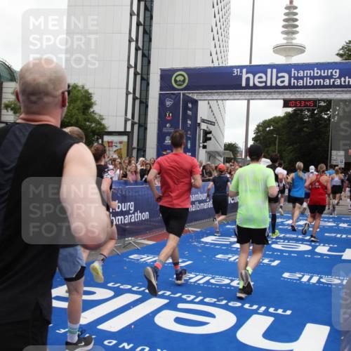 29.06.2025 - hella hamburg halbmarathon Michael Strokosch http://msf.ph/oto/8235940 29.06.2025 10:53:44 Ziel 1502, 2058, 2082, 2518, 2630, 3399, 3819, 5399, 6762, 10549, 10895, 11588, 11589, 11604, 12632, 13865, 14702, 14818, 15061, 15441, 15856, 16092, 17482, 18143, 18514, 18666, 18715 meine-sportfotos.de