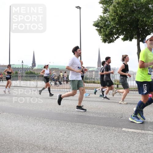 29.06.2025 - hella hamburg halbmarathon Lena Gebhardt http://msf.ph/oto/8235957 29.06.2025 10:33:41 Lombardsbrücke 1189, 1275, 1417, 1764, 1896, 1995, 2085, 2342, 2482, 2776, 2838, 3170, 3264, 3340, 3341, 3345, 3560, 3812, 4164, 4361, 4433, 4445, 4449, 4479, 4696, 4942, 5075, 5096, 5141, 5557, 5561, 5566, 5569, 5691, 5821, 5822, 5887, 6109, 6364, 6515, 6516, 6773, 6854, 6956, 6999, 7027, 7565, 7653, 7705, 8021, 8157, 8202, 8282, 8375, 8377, 8383, 8401, 8891, 9094, 9234, 9258, 9438, 9591, 9592, 9750, 9780, 9799, 9875, 9995, 10007, 10071, 10561, 11811, 11826 meine-sportfotos.de