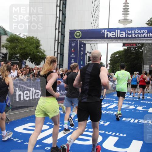29.06.2025 - hella hamburg halbmarathon Michael Strokosch http://msf.ph/oto/8235960 29.06.2025 10:53:45 Ziel 1502, 2058, 2082, 2518, 2630, 3819, 5399, 6762, 8335, 10549, 10895, 11588, 11589, 11604, 12632, 13865, 14702, 14818, 15061, 15441, 15856, 16092, 17482, 18143, 18514, 18666, 18715 meine-sportfotos.de