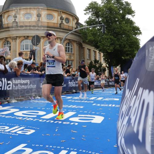29.06.2025 - hella hamburg halbmarathon Strokosch-Dieckow http://msf.ph/oto/8235965 29.06.2025 10:35:05 Ziel 4740, 7628, 7972, 8901, 11559, 12044, 14069, 15391, 15415, 16963, 16964, 17022 meine-sportfotos.de