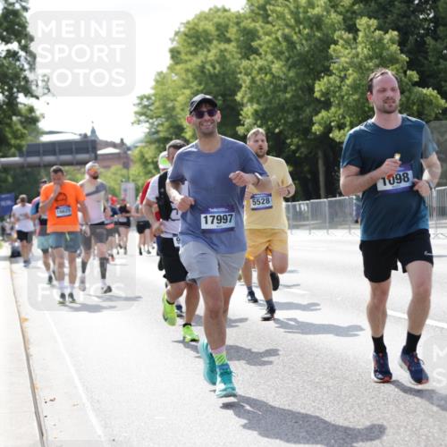 29.06.2025 - hella hamburg halbmarathon Jannik Wohlers http://msf.ph/oto/8235969 29.06.2025 09:53:34 Lombardsbrücke 1098, 1413, 1476, 1902, 2270, 2516, 2823, 4235, 4237, 4949, 5115, 5528, 6198, 6309, 6575, 7167, 7734, 8023, 8269, 8928, 9030, 9043, 9105, 9482, 9619, 10792, 11077, 11936, 12084, 12679, 13223, 13225, 13297, 13554, 14415, 14618, 14619, 14730, 15026, 15365, 15611, 15784, 15851, 15950, 16081, 16136, 16466, 16475, 16549, 16624, 16625, 16677, 17033, 17363, 17376, 17451, 17864, 17997, 18249, 18718, 18790, 18873, 19112 meine-sportfotos.de