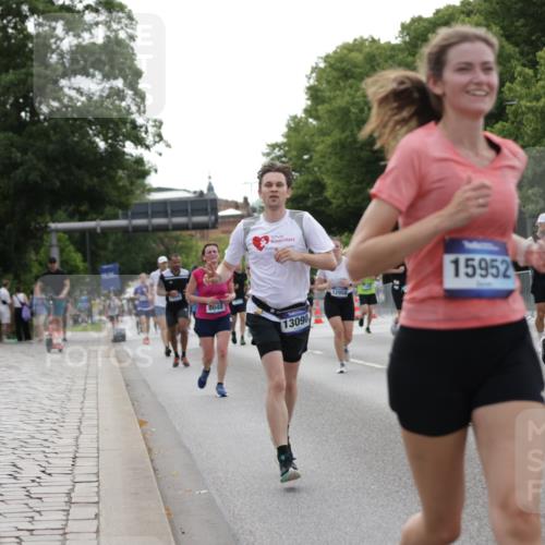 29.06.2025 - hella hamburg halbmarathon Jannik Wohlers http://msf.ph/oto/8235994 29.06.2025 10:28:46 Lombardsbrücke 1230, 2688, 4161, 4362, 4373, 4982, 6345, 7169, 7449, 8048, 10198, 10641, 10808, 11989, 12099, 12404, 12442, 12958, 13090, 15952, 15955, 16673, 18414 meine-sportfotos.de