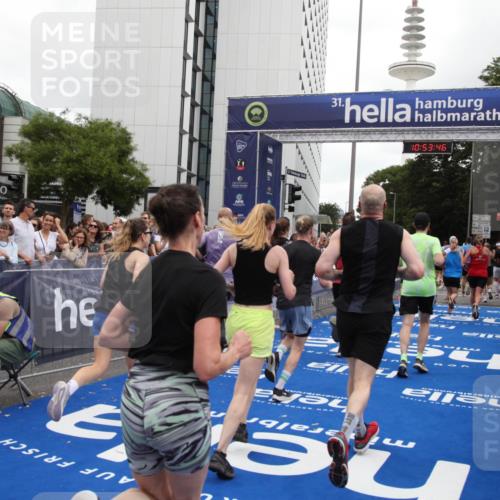 29.06.2025 - hella hamburg halbmarathon Michael Strokosch http://msf.ph/oto/8235995 29.06.2025 10:53:45 Ziel 1502, 2058, 2082, 2518, 2630, 3819, 5399, 6762, 8335, 10549, 10895, 11588, 11589, 11604, 12632, 13865, 14702, 14818, 15061, 15441, 15856, 16092, 17482, 18143, 18514, 18666, 18715 meine-sportfotos.de