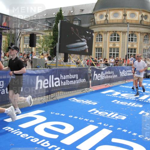 29.06.2025 - hella hamburg halbmarathon Michael Strokosch http://msf.ph/oto/8236010 29.06.2025 10:47:48 Ziel 2340, 2708, 5915, 7962, 8564, 10988, 11283, 12679, 13948, 14383, 15478, 16205, 17229, 18430 meine-sportfotos.de