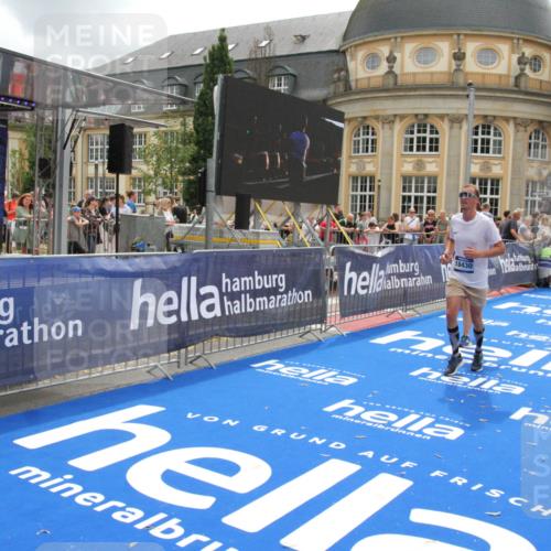 29.06.2025 - hella hamburg halbmarathon Michael Strokosch http://msf.ph/oto/8236067 29.06.2025 10:47:48 Ziel 2340, 2708, 5915, 7962, 8564, 10988, 11283, 12679, 13948, 14383, 15478, 16205, 17229, 18430 meine-sportfotos.de