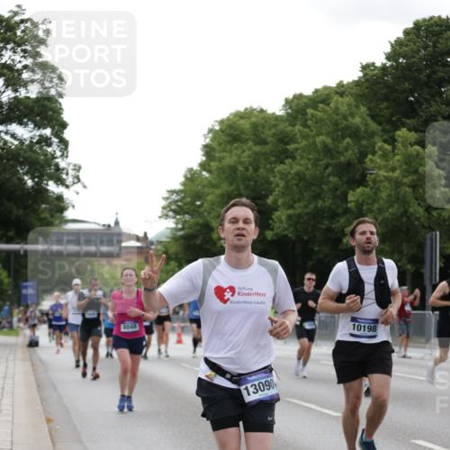 29.06.2025 - hella hamburg halbmarathon Jannik Wohlers http://msf.ph/oto/8236073 29.06.2025 10:28:47 Lombardsbrücke 1230, 2688, 4161, 4373, 4982, 6345, 7169, 7449, 8048, 10198, 10641, 10808, 11803, 11989, 12099, 12404, 12442, 12958, 13090, 15952, 15955, 16673, 18414 meine-sportfotos.de