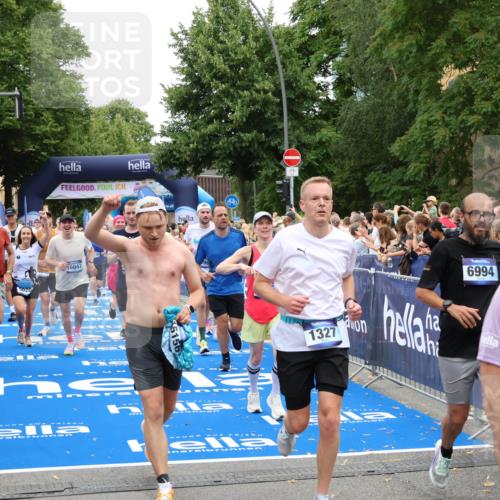 29.06.2025 - hella hamburg halbmarathon Zöllner http://msf.ph/oto/8236104 29.06.2025 10:55:03 Ziel 1327, 2884, 3652, 3791, 4249, 4616, 4938, 5020, 6433, 6994, 8514, 8698, 9060, 10266, 11333, 13297, 13988, 14638, 14750, 14845, 15126, 15156, 15879, 16047, 17803, 18181, 18325 meine-sportfotos.de