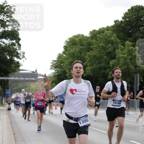 29.06.2025 - hella hamburg halbmarathon Jannik Wohlers http://msf.ph/oto/8236108 29.06.2025 10:28:47 Lombardsbrücke 1230, 2688, 4161, 4373, 4982, 6345, 7169, 7449, 8048, 10198, 10641, 10808, 11803, 11989, 12099, 12404, 12442, 12958, 13090, 15952, 15955, 16673, 18414 meine-sportfotos.de